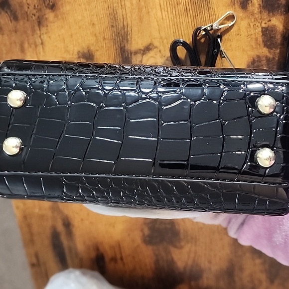 Sophisticated Black Croc-Embossed Shoulder Bag - Picture 7 of 7